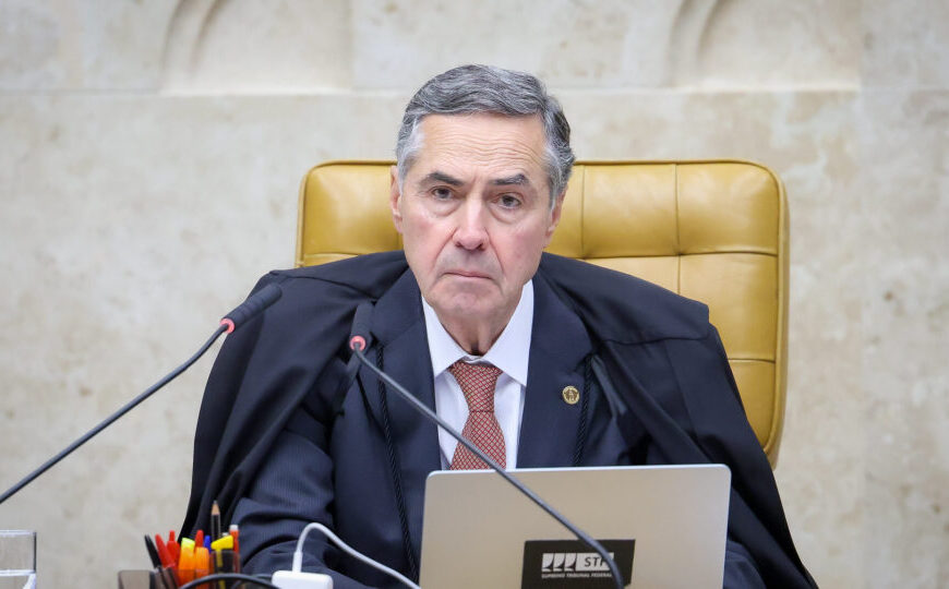 Autoelogios, comoção e incerteza: a despedida de Barroso do STF
