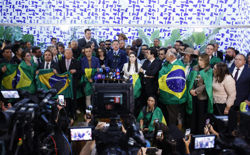 Condenação de Bolsonaro dá novo fôlego à luta por anistia, mas proposta precisa de ajustes