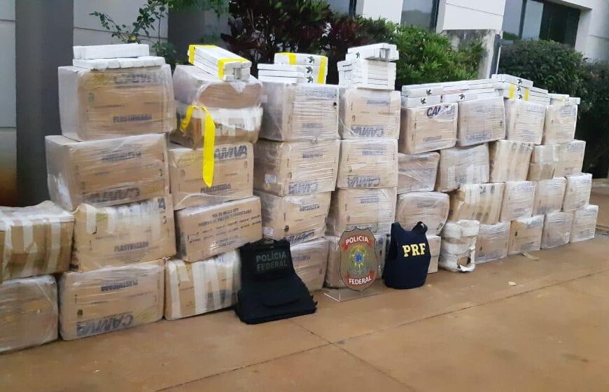 Furgão lotado de maconha é apreendido em operação policial