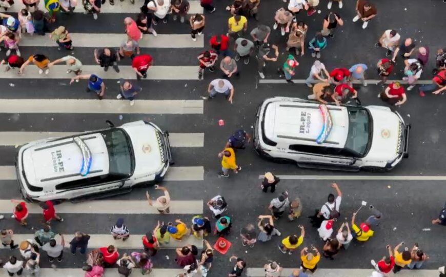 Guarda Civil é hostilizada em manifestação da esquerda na Avenida Paulista