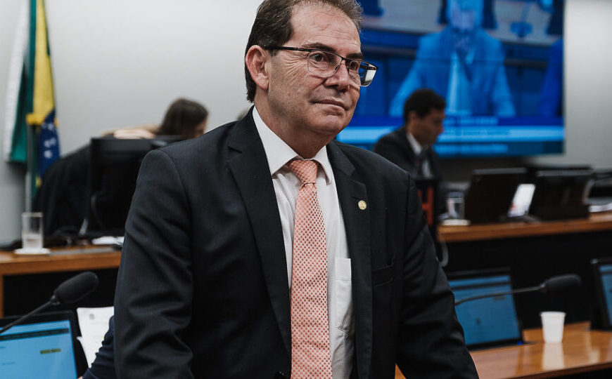 Resistência da oposição e crise com o Senado podem travar anistia na Câmara