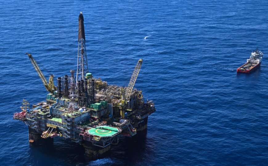 Ibama aprova última fase de licença para Petrobras explorar Foz do Amazonas; Alcolumbre comemora