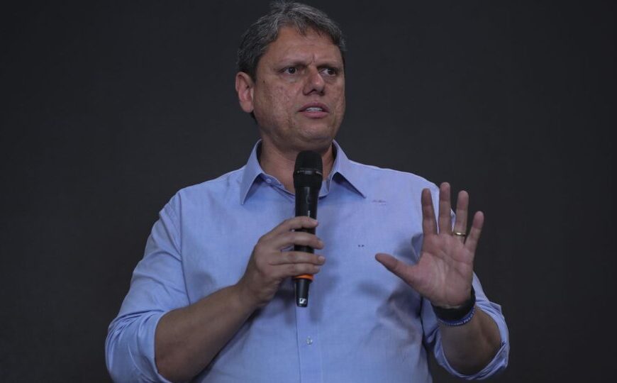Moraes autoriza Tarcísio a visitar Bolsonaro