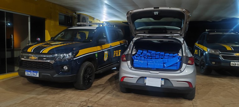 PRF apreende 318 quilos de maconha e recupera veículo em Água Clara