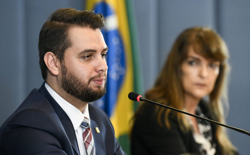 Caso contra Filipe Martins se sustenta em documentos ilegítimos nos EUA e no Brasil