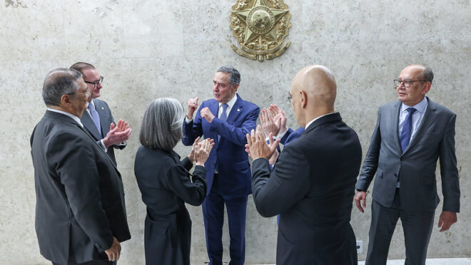 Chamado de “mistura do mal com atraso” em 2018, Gilmar Mendes afaga Barroso