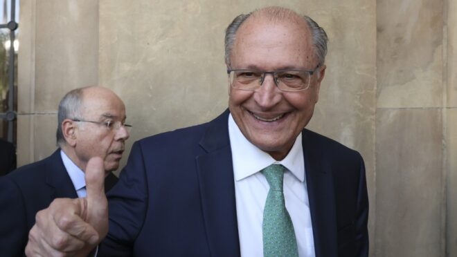 Lula pediu suspensão de tarifas durante negociação, revela Alckmin