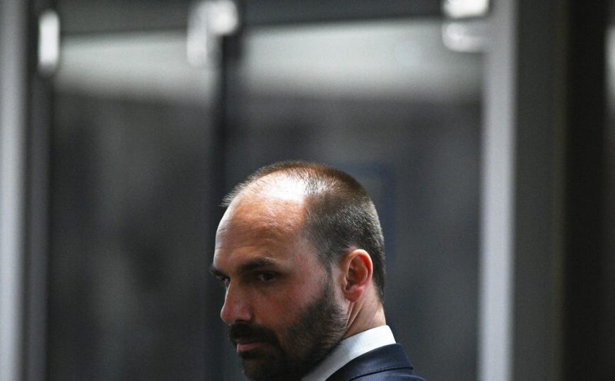 Eduardo Bolsonaro publica foto de carro que estaria monitorando sua família no Texas