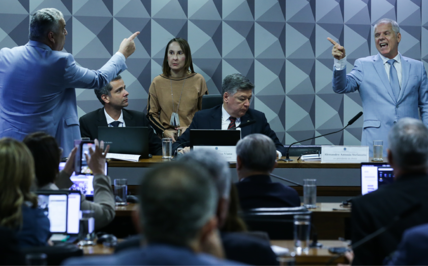 CPMI: relator e ex-presidente do INSS batem boca com dedos em riste
