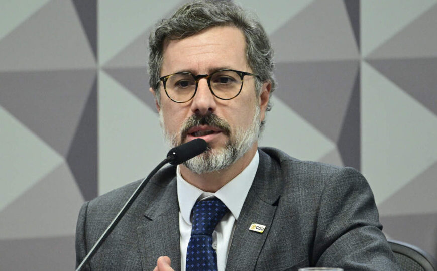 Relator da CPMI confronta ministro da CGU sobre…