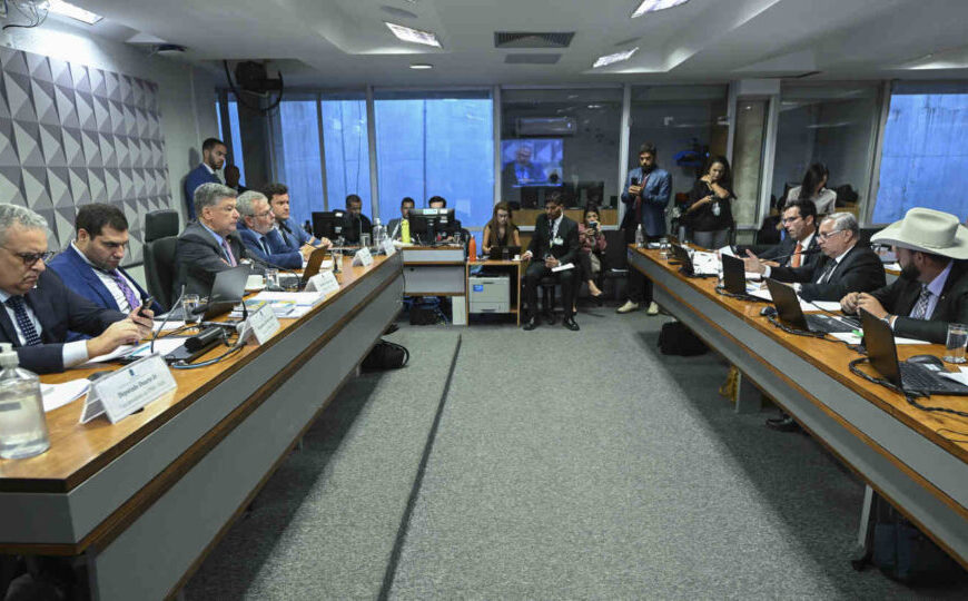 CPMI do INSS investiga compra de avião ligada a deputado do Centrão e quer ouvir senador