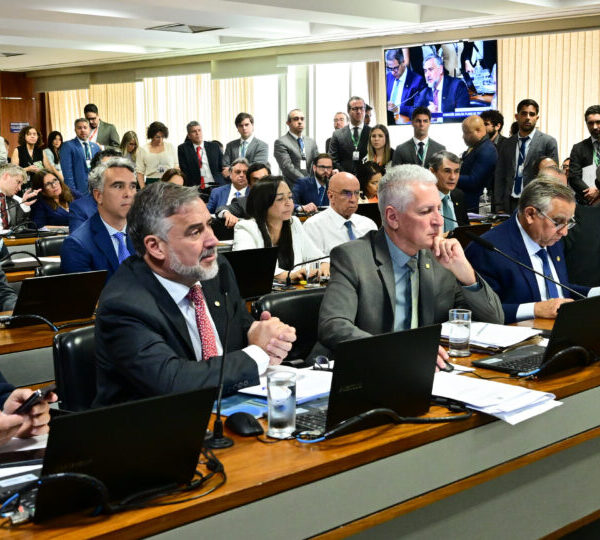 Base governista impede convocação de investigados na CPMI…