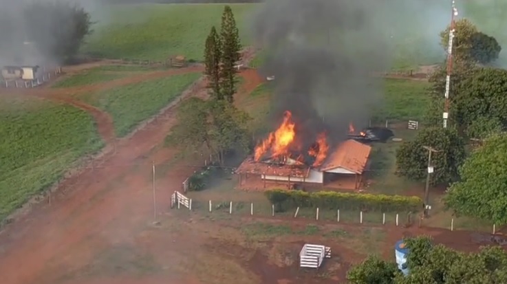 ASSISTA: Indígenas invadem fazenda, ateiam fogo e expulsam trabalhadores em MS