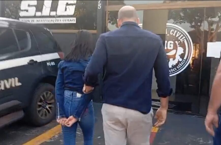 Suspeita de publicar comentários racistas contra delegada é…