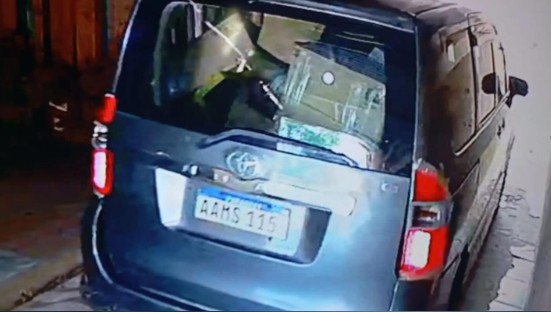 Homens assaltam empresa e roubam veículo com celulares em Pedro Juan
