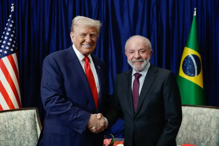 Trump parabeniza Lula e diz que negociações com Brasil prosseguem