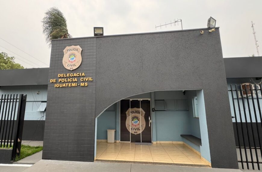 Alegando bullying, adolescente de 15 anos esfaqueia colega em sala de aula