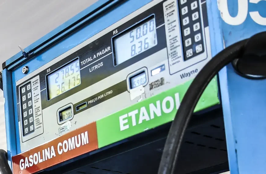 Petrobras reduz preço da gasolina em 4,9% a partir de terça-feira