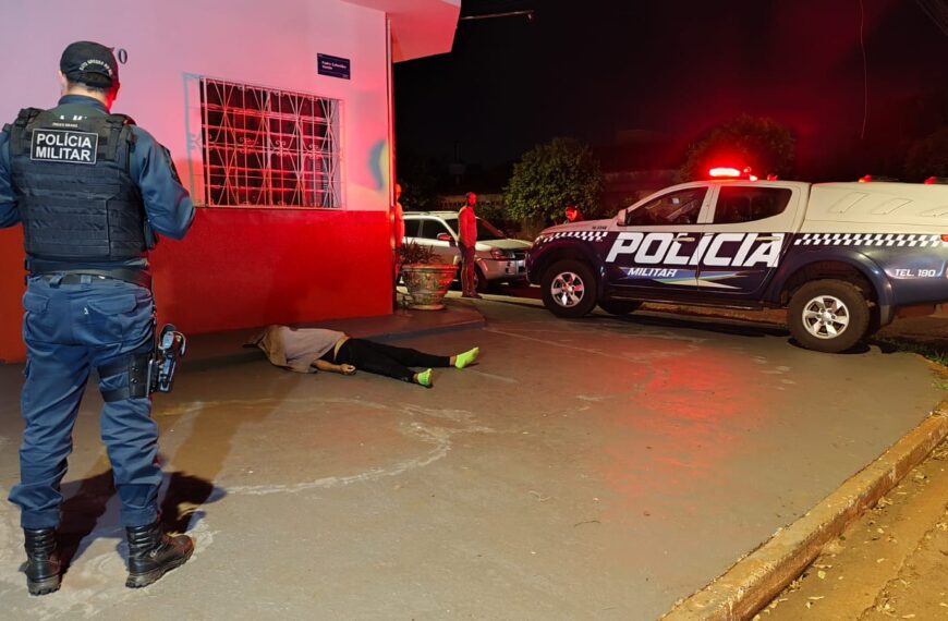 ASSISTA: Homem é assassinado com facada no peito…