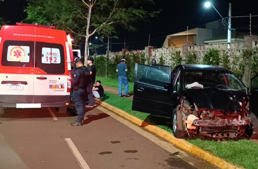 Adolescente morre após carro bater em muro de condomínio. Polícia suspeita de racha