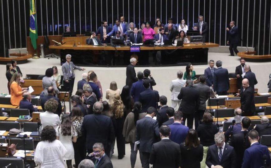 Câmara aprova projeto que limita decisões monocráticas no STF