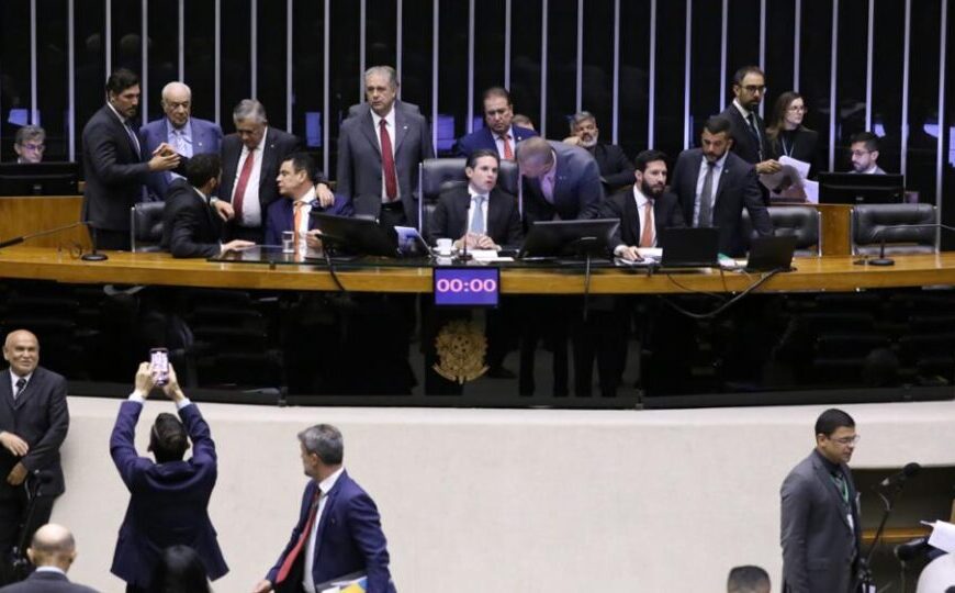 Câmara aprova nova regra para prisão preventiva e autoriza coleta de DNA