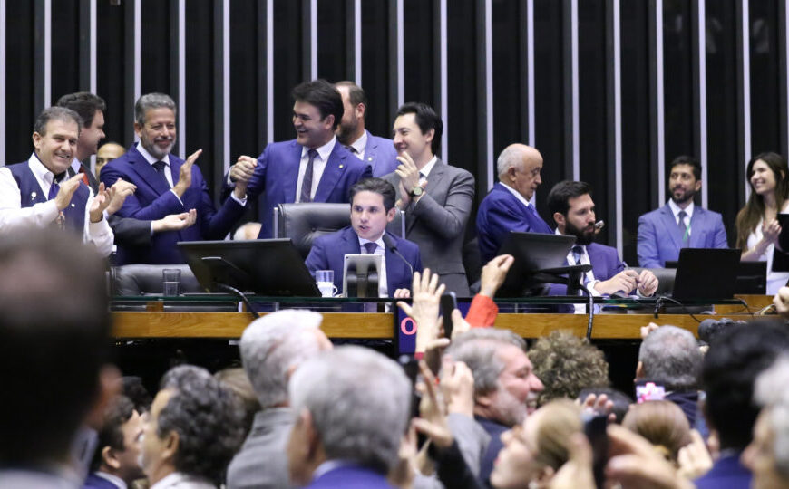 Veja os deputados que garantiram votação unânime da…