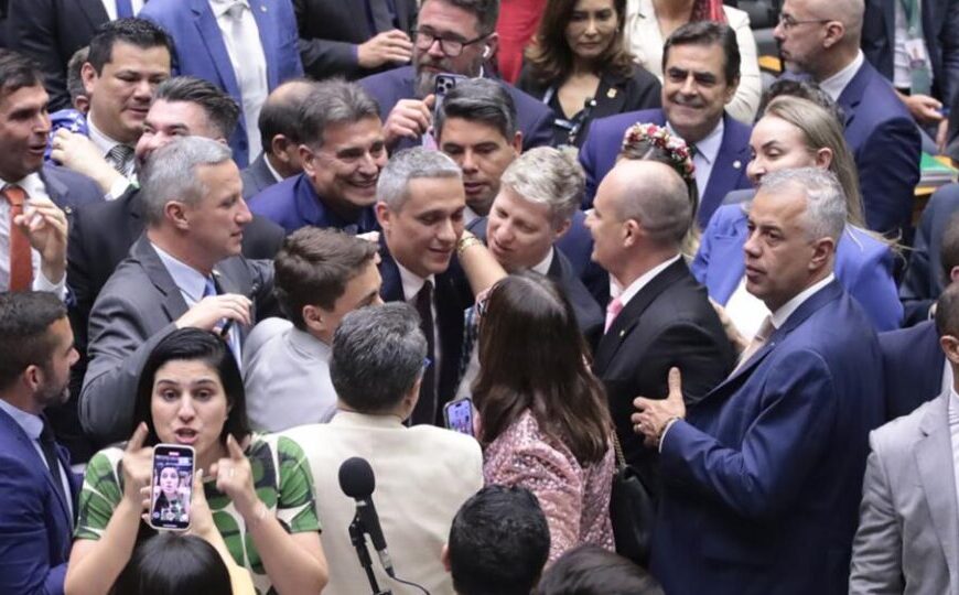 Como votou cada deputado na suspensão da ação do STF contra Gayer