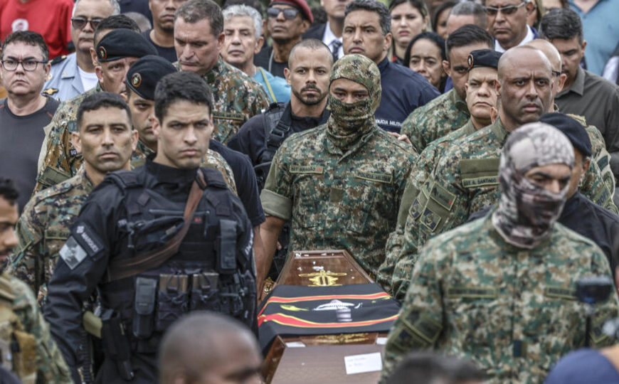 Colegas e familiares dão adeus a policiais mortos no Rio: veja imagens