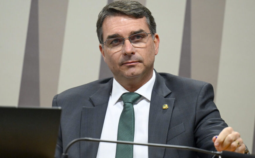 “Sem picanha e sem luz”, diz Flávio Bolsonaro após alerta da Aneel sobre sistema…