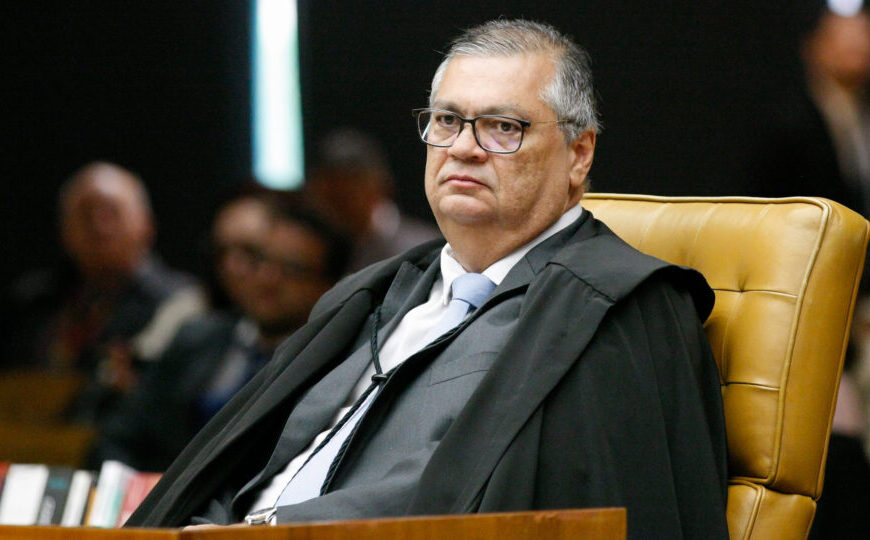 Dino ganha ação de R$…
