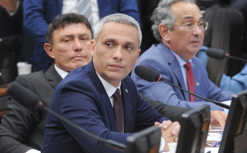 Parlamento aprova suspensão de ação penal contra deputado federal no STF