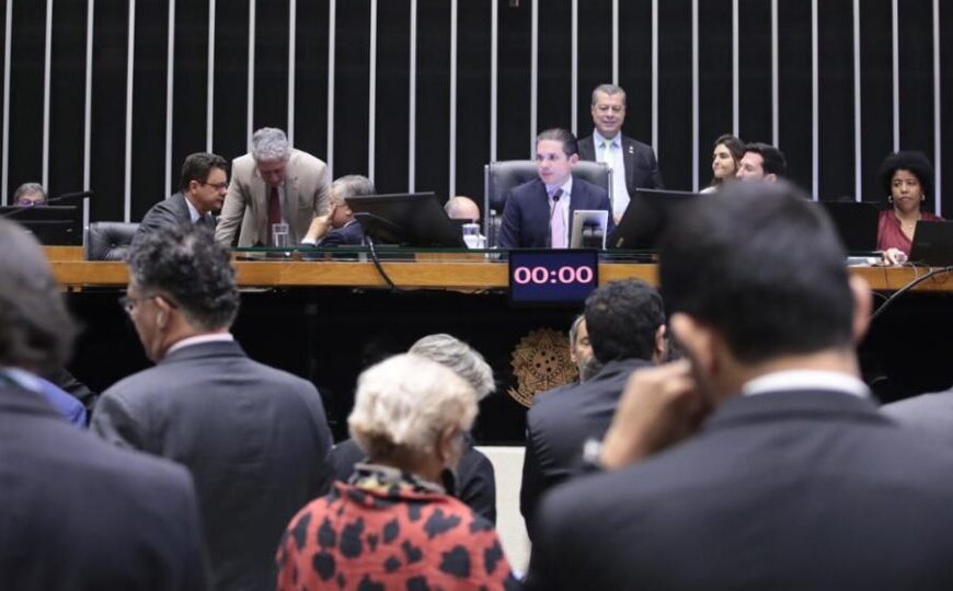 Deputados aprovam urgência para votar licença menstrual e outras 7 leis para mulheres