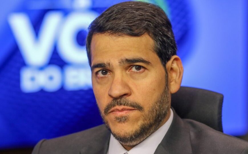 Quem é Jorge Messias, o favorito para assumir a vaga de Barroso no STF