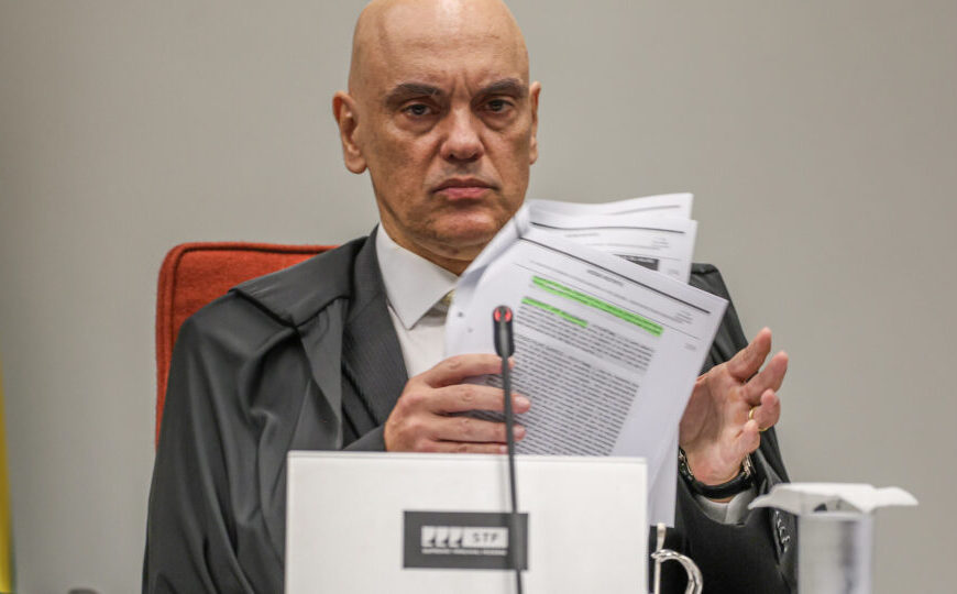 Moraes vai ao Rio para ouvir explicações de Cláudio Castro sobre megaoperação