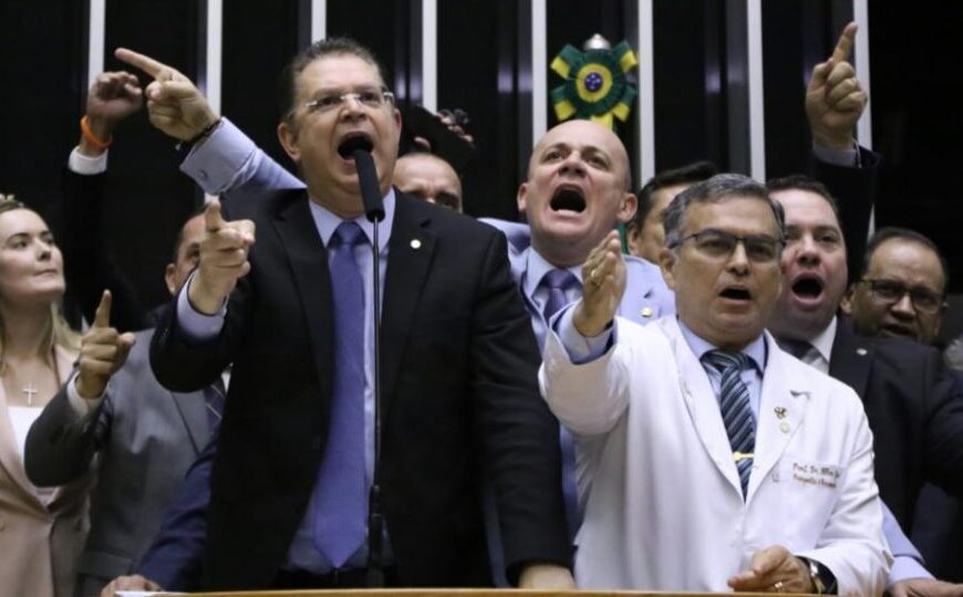 Líder do PL agradece empenho de Tarcísio contra MP; governador nega participação