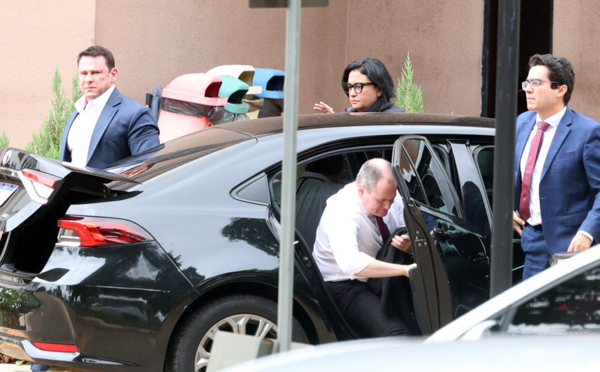 Defesa de Bolsonaro atribui a “confusão mental” dano em tornozeleira e pede prisão domiciliar