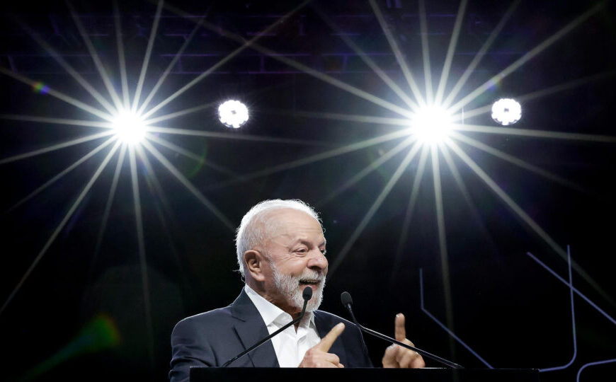 Lula diz estar muito feliz com redução de tarifas dos EUA e ignora incêndio na COP 30