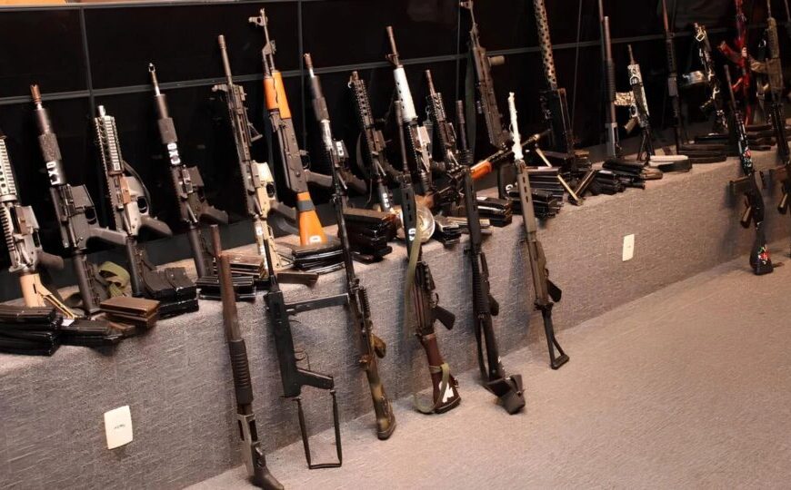 Operação no Rio de Janeiro expõe poderio bélico e organização das facções criminosas