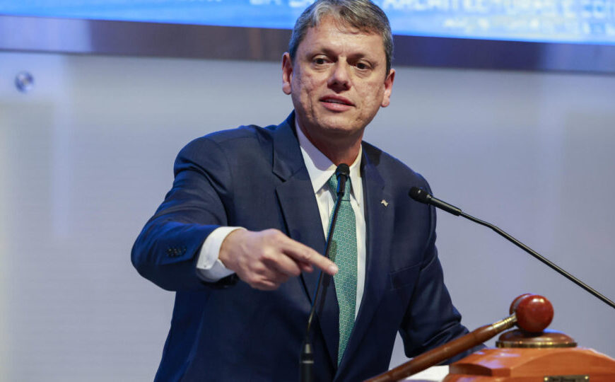 Tarcísio diz que recebeu “com tristeza” notícia de condenação definitiva de Bolsonaro