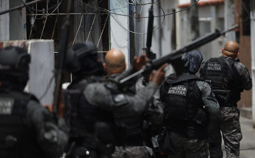 Propaganda de ONGs, rebeliões em prisões e atentados: como o CV pode reagir à megaoperação no Rio