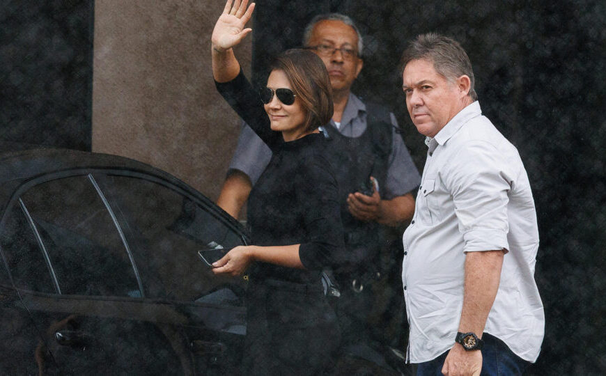 Michelle visita Bolsonaro: veja fotos da movimentação em…