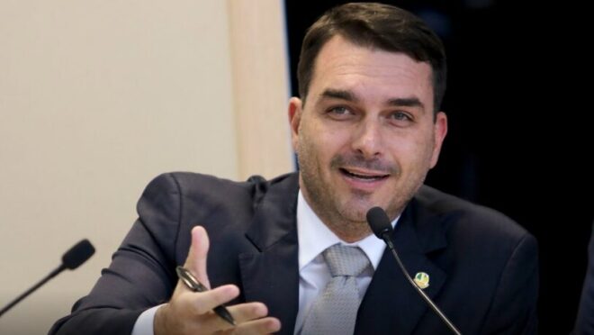 Flávio Bolsonaro cria “vaquinha” para famílias de policiais mortos em operação