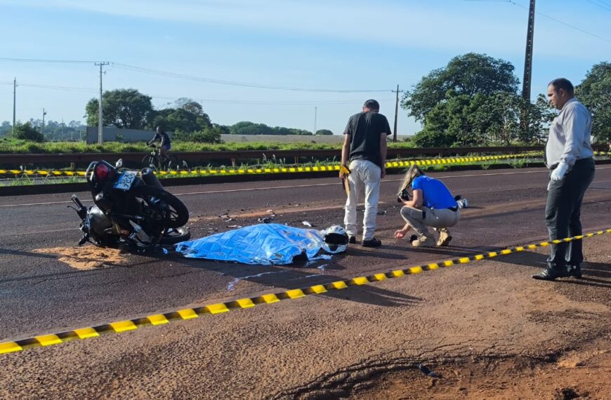 Rapaz de moto morre em colisão violenta na BR-163; polícia tenta identificar caminhão
