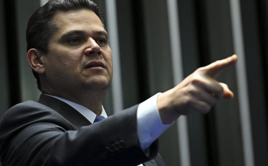 Alcolumbre anuncia votação de pauta-bomba após Lula indicar Messias ao STF