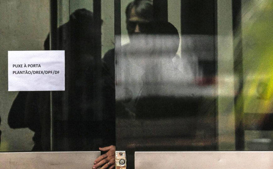 Bolsonaro acompanha Michelle até a porta da PF e é visto pela 1ª vez desde prisão