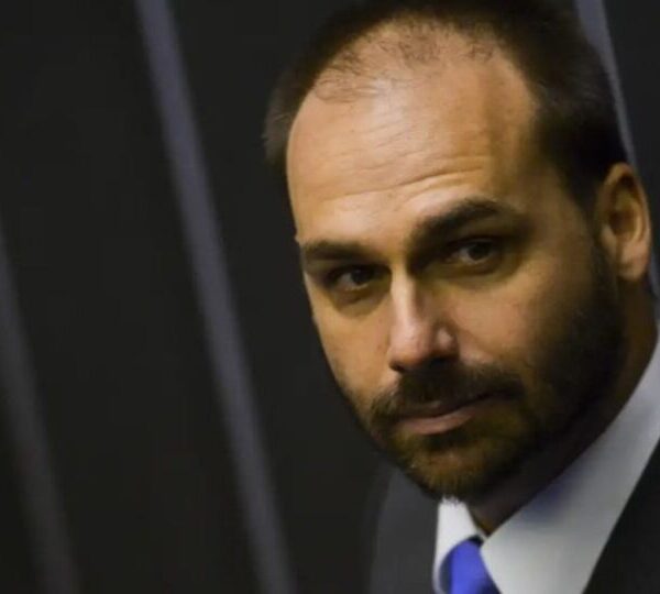 Em entrevista a Bannon, Eduardo Bolsonaro pede endurecimento…