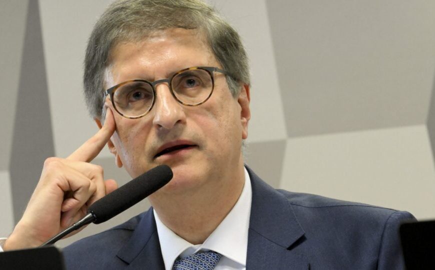 Quais senadores não estavam presentes na votação que reconduziu Gonet à PGR