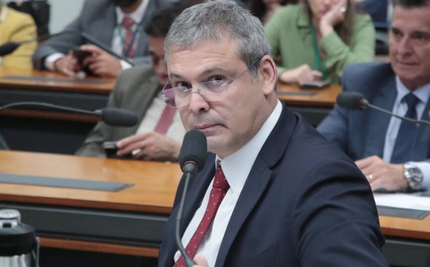 Líder do PT diz que Lula foi vítima de furto político em projeto antifacção