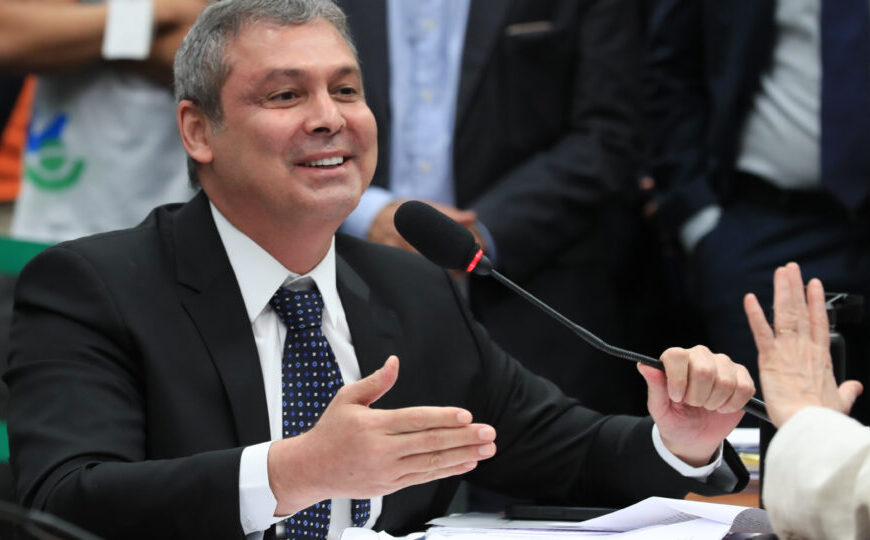 Líder do PT tenta mudar regras para cassar mais rápido mandato de Eduardo Bolsonaro